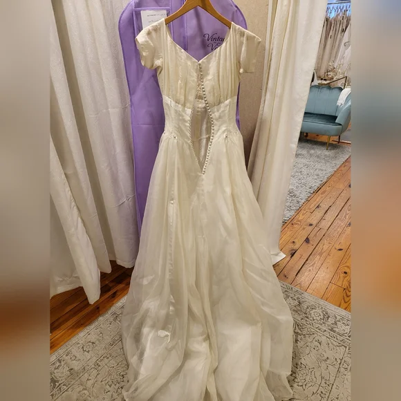 Vintage Wedding dress. Cream. Size 6. I never wore it. - Picture 2 of 8